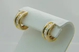 2 - Sierlijk paar 18 Krt geel-goud & diamanten (18 baguettes / 0.40ct) oorclips kopen? Bied vanaf 280!
