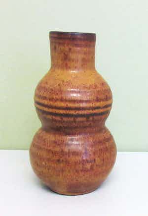 Niet of onleesbaar gesigneerd - Kalebas vormig aardewerk vaasje verkocht voor € 1!