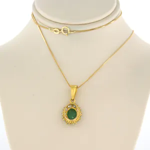 18k gouden collier met een entourage hanger bezet met smaragd en diamant kopen? Bied vanaf 700!