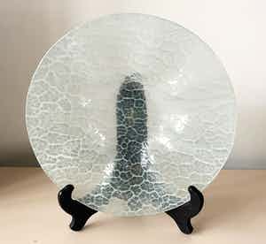 Niet of onleesbaar gesigneerd - Lichtblauwe en witte opaline glazen met witte glasdraden verkocht voor € 1!