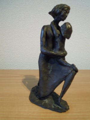 Corry Ammerlaan - Prachtig beeldje van moeder met kind kopen? Bied vanaf 45!