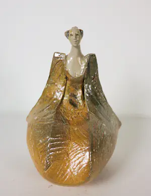 Willemijn van der Meer - Set van 6 keramieken sculpturen, Dames in jurk kopen? Bied vanaf 350!