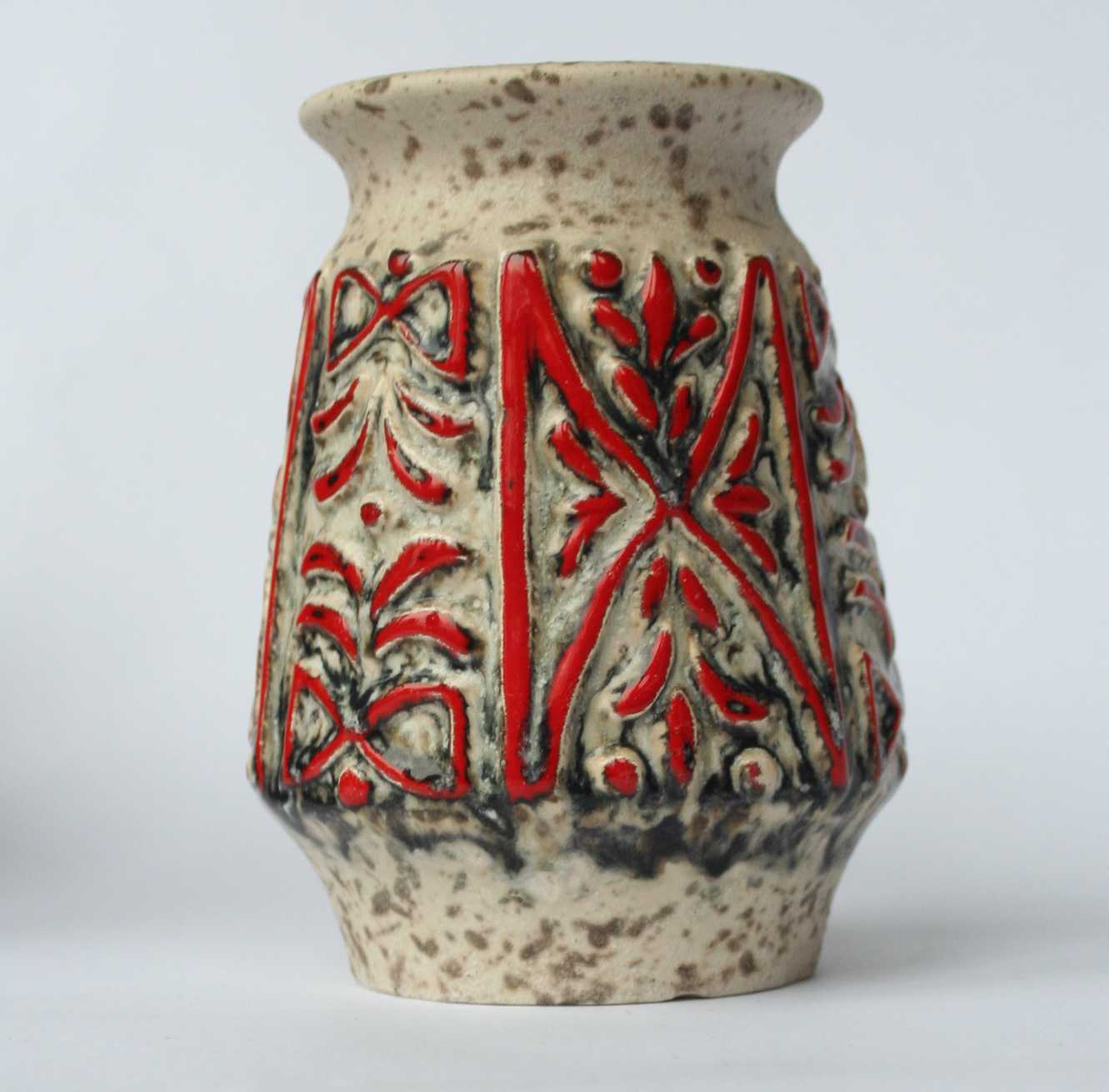 Niet of onleesbaar gesigneerd - Vaasje met reliëf - model 1341/12 - onbekende keramist verkocht voor € 1!