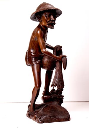 Niet of onleesbaar gesigneerd - Grote tropisch houten sculptuur - Visser met net - Djati hout - Fillipijnen kopen? Bied vanaf 1!
