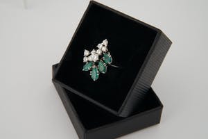 1278 - Elegante 14krt wit goud & 0.70ct diamanten ring met 4 smaragd "druppels" kopen? Bied vanaf 380!