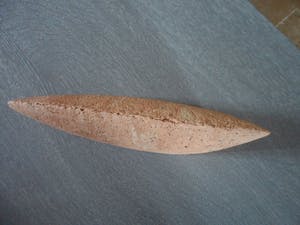 Antoinette van Brussel - Stèle ruwe keramiek gesigneerd buitenkant kopen? Bied vanaf 15!