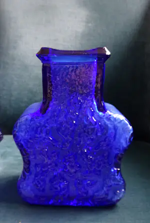 Lars Hellsten - twee koningsblauwe Bark vazen 1960-1969 kopen? Bied vanaf 75!