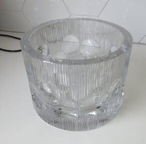 Niet of onleesbaar gesigneerd - XL Space Age dikwandige lens geslepen kristallen vaas of planter kopen? Bied vanaf 1!