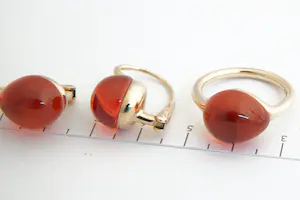 176- Exclusieve POMELLATO Italy 9 krt goud  "rouge passion" SET oorclips & ring kopen? Bied vanaf 760!