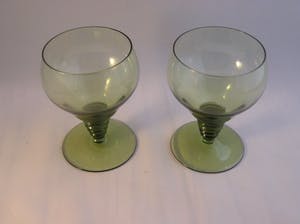 Niet of onleesbaar gesigneerd - Twee groene art deco 'Rijnwijn' glazen kopen? Bied vanaf 10!