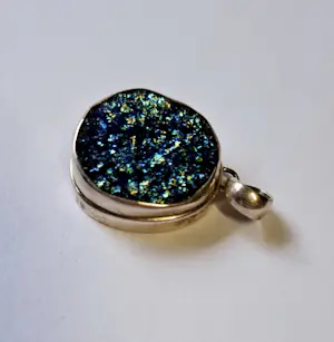 Blauwe natuurlijke Druzy-hanger kopen? Bied vanaf 30!
