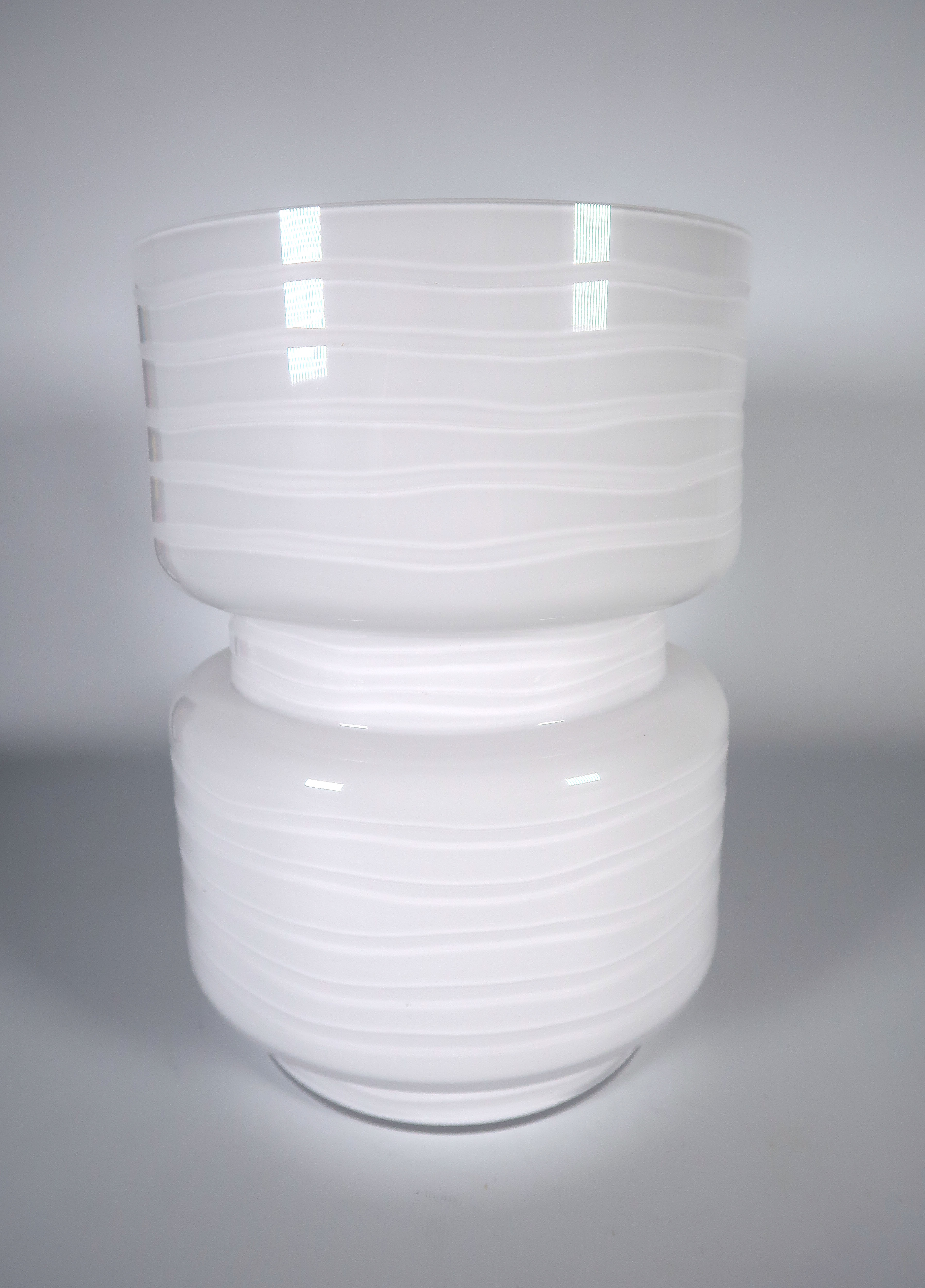 Novy Bor - Glas, Witte cilindrische vaas verkocht voor € 1!