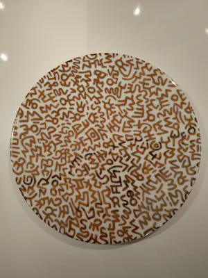 Keith Haring - Handgeschilderd porseleinen verzamelbord wit/goud (Limited Edition) kopen? Bied vanaf 150!