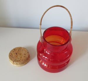 Curiosa - Seventies rode glazen koektrommel met bamboe handvat en kurken deksel kopen? Bied vanaf 1!