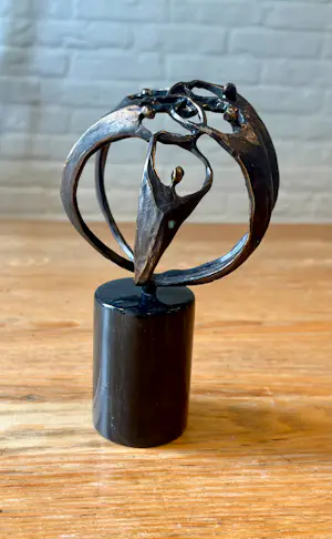 AcheterCorry Ammerlaan - Brons sculptuur getiteld "Samenwerking", rustend op een zwarte marmeren sokkel? Enchérissez de 45!