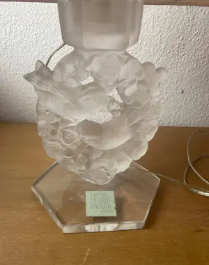 Rene Lalique - Tischleuchte mit Vögeln, gefrostetes Glas kopen? Bied vanaf 490!