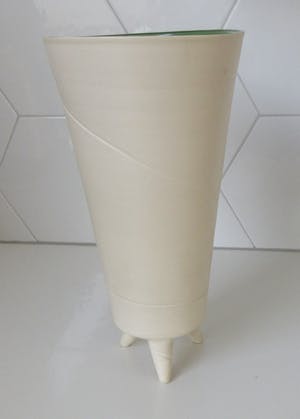 Niet of onleesbaar gesigneerd - Studio Keramische ovale driepoot vaas kopen? Bied vanaf 1!