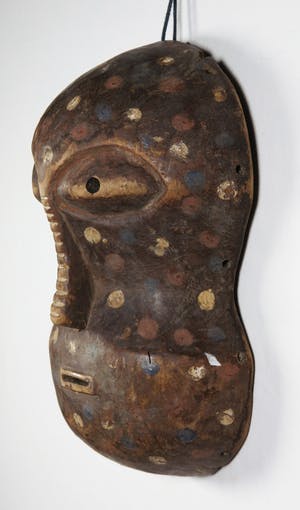 Ngbaka - Houten apenmasker met gekleurde stippen kopen? Bied vanaf 1!