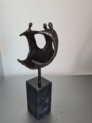 Corry Ammerlaan - Beeld " Samen een geheel / Hand in hand vooruit " kopen? Bied vanaf 35!