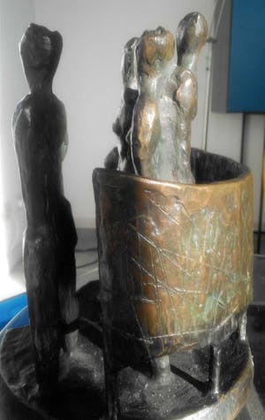 Brons (Onbekend) - Man vrouwen en kind in omheining kopen? Bied vanaf 109!