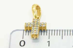 05 - 18 krt geelgouden kruishangertje aan beide zijde gezet met steentjes kopen? Bied vanaf 85!