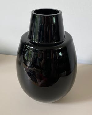 Niet of onleesbaar gesigneerd - Art deco dikwandige zwartglazen vaas kopen? Bied vanaf 1!