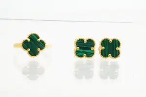 48 - Fraaie set  20krt gouden ring  + paar oorstekers met malachiet klaver 4 kopen? Bied vanaf 380!