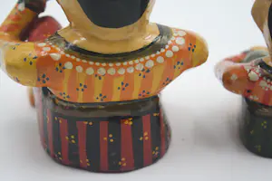 Niet of onleesbaar gesigneerd - Houten Muzikanten Standbeelden, Handgeschilderde Rajasthani traditionele zittend kopen? Bied vanaf 1!