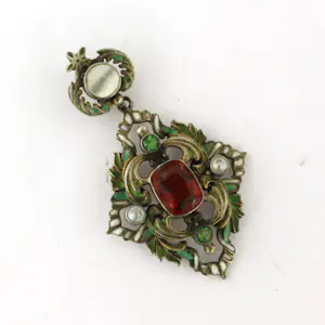 Zilveren hanger versierd met emaille en bezet edelstenen kopen? Bied vanaf 75!