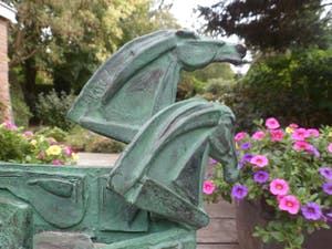 Eric Claus - 3 bronzen paarden hoofden Uniek groen patina groot beeld! kopen? Bied vanaf 949!