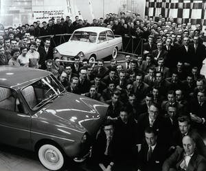 Paul Huf - C-Print op dibond, Groepsportret van werknemers van DAF in showroom kopen? Bied vanaf 50!