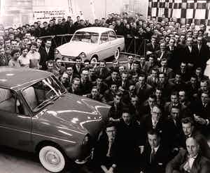 Paul Huf - C-Print op dibond, Groepsportret van werknemers van DAF in showroom verkocht voor € 50!