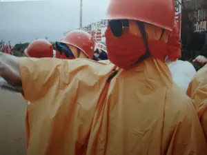 Henk Schiffmacher - Grote gesigneerde foto op dibond “Demonstratie…” + gesigneerd fotoboek kopen? Bied vanaf 150!