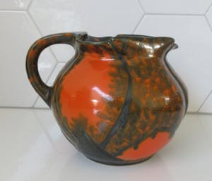 Arnhemsche Fayencefabriek - Twee oranje zwarte art deco vazen - Klaas Vet kaufen? Bieten Sie von 10!