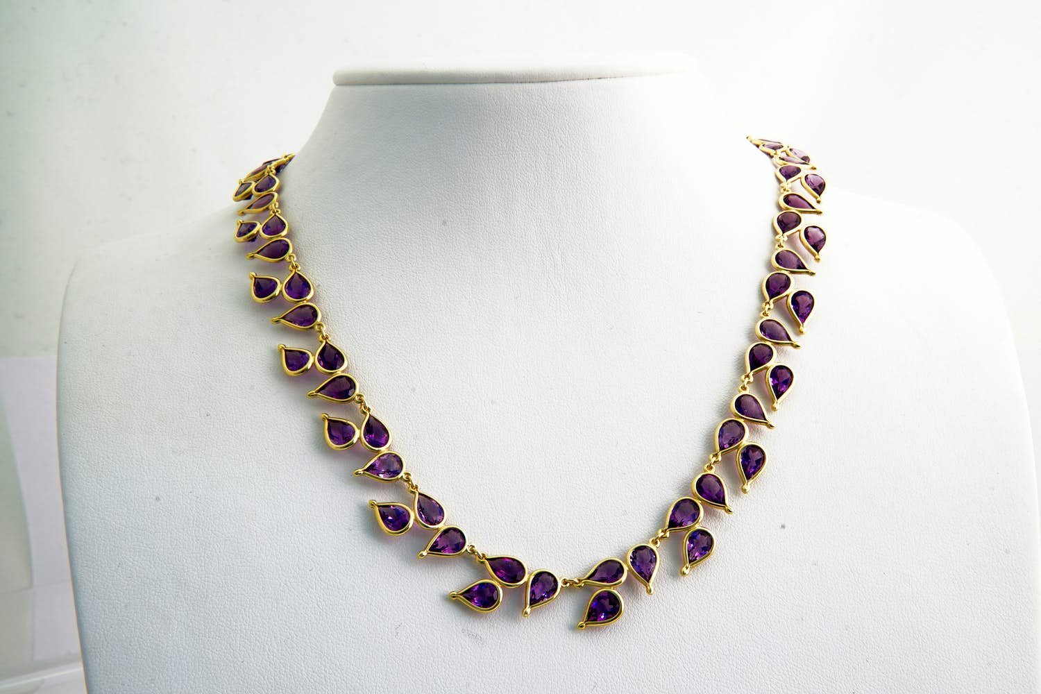 194- Fraai vormgegeven 18 krt gouden "blad / druppel" halssieraad met amethist kopen? Bied vanaf 430!