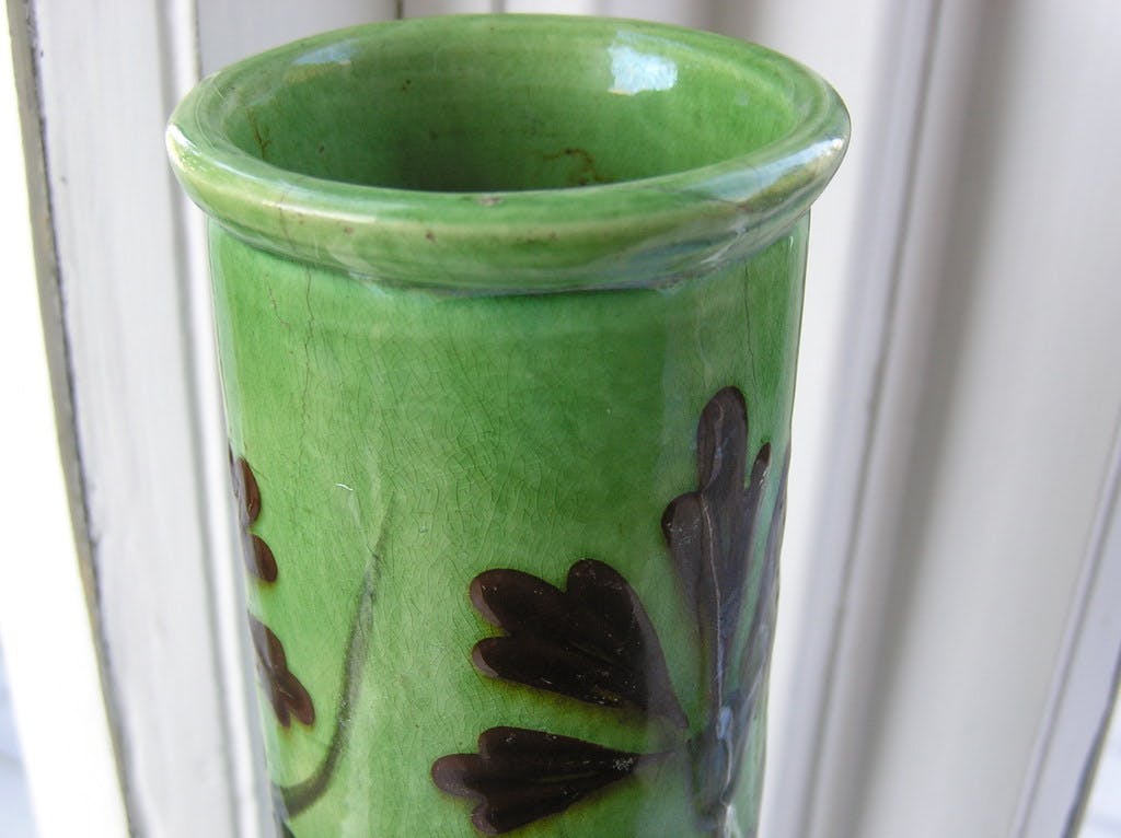 Niet of onleesbaar gesigneerd - Art Nouveau Gouda Glansplateel Cilindervaas met decoratie van distel kopen? Bied vanaf 1!