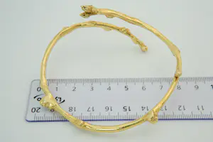 69 - Zware, markant vormgegeven en massief 18Krt gouden "boomtak" armband kopen? Bied vanaf 1860!