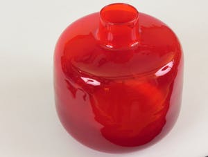 Niet of onleesbaar gesigneerd - W.J.Rozendaal- Rode glazen vaas met smalle opening kopen? Bied vanaf 1!