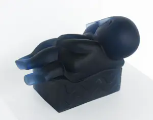 Odile Kinart - Sculptuur van glas, Man en vrouw op een bank kopen? Bied vanaf 400!