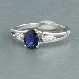 18k gouden ring bezet met saffier en markies geslepen diamant tot. 0.20ct kopen? Bied vanaf 420!