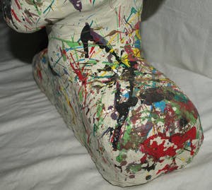 Niet of onleesbaar gesigneerd - Beeld van beton , ‘Hoofd met open schedelhelft’ - beschilderd kopen? Bied vanaf 1!