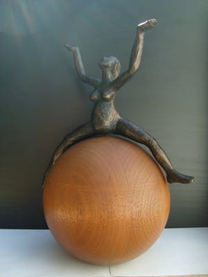 Brons (Onbekend) - Zwanger naakt op houten bol. kopen? Bied vanaf 125!