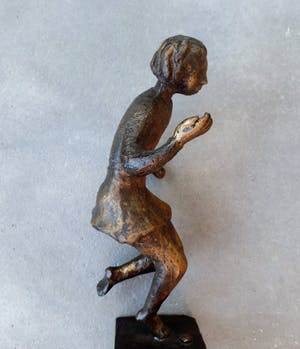 Harry van den Thillart - Hinkelend Meisje - Brons kopen? Bied vanaf 49!