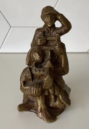 Niet of onleesbaar gesigneerd - Bronzen beeld man op ladder en een vrouw die een kerkcomplex omarmt? kopen? Bied vanaf 1!