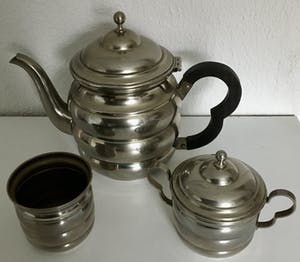 Niet of onleesbaar gesigneerd - Art Deco Style, consisting of teapot-milk jug-sugar bowl - Tin kopen? Bied vanaf 1!