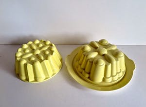 Firma Regout & Co - 2 Antieke Puddingvormen - Oud geel - met een Onderschotel - Gemerkt kopen? Bied vanaf 69!