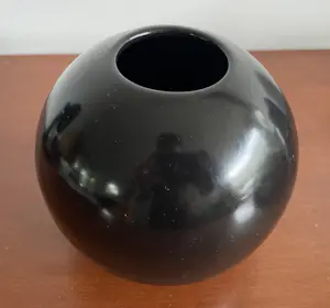 Keramiekfabriek Velsen - Zwart bolvaasje kopen? Bied vanaf 20!