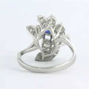 18k wit gouden ring bezet met saffier en briljant geslepen diamant 1.10 ct kopen? Bied vanaf 1100!