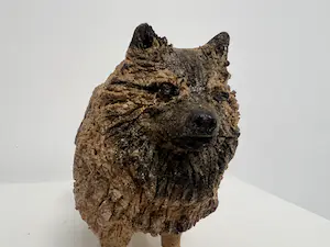 Tine Goudriaan-van Waning - Keramiek sculptuur | 'Keeshond' kopen? Bied vanaf 1!