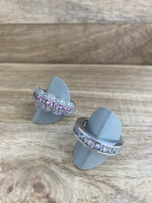 Een Lotje van vier zilveren ringen met kleurstenen en zirkonia kopen? Bied vanaf 49!